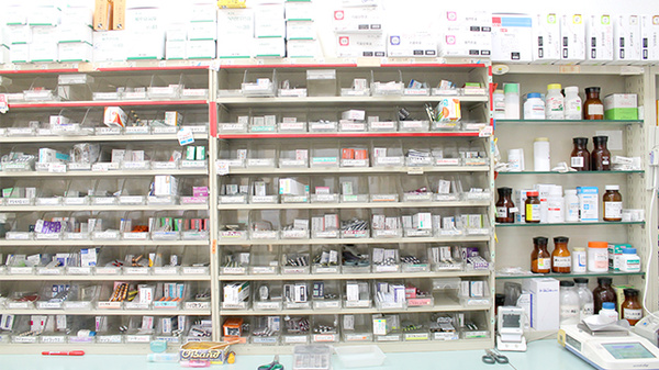 京町センター薬局の薬棚