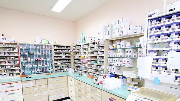 新世薬局　納店の薬棚