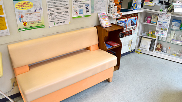 阪神調剤薬局　元町店の待合スペース