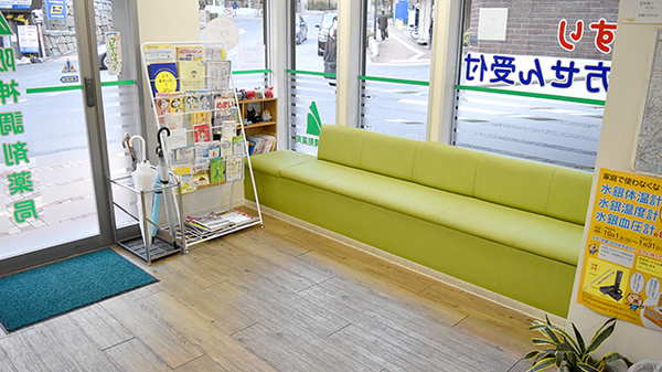 阪神調剤薬局　神戸店の待合スペース