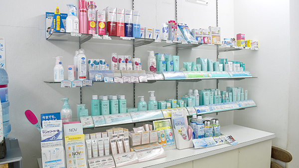 サカエファーマシー日限山店の化粧品