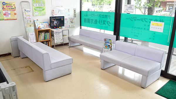 サカエファーマシー日限山店の待合スペース