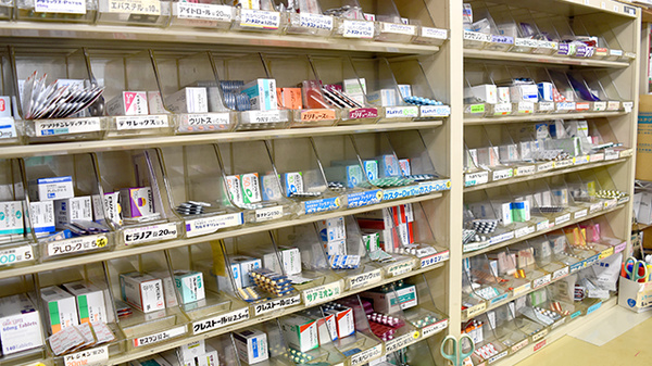 サカエファーマシー日限山店の薬棚