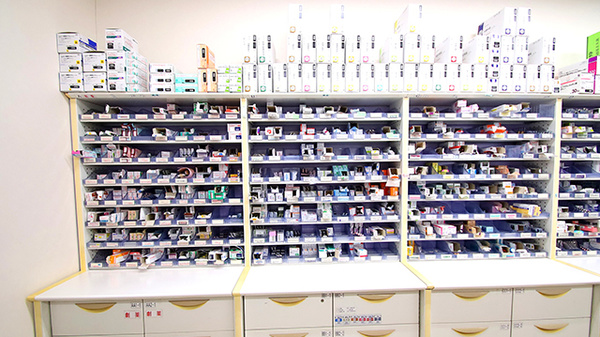 新世薬局　夢舞台店の薬棚
