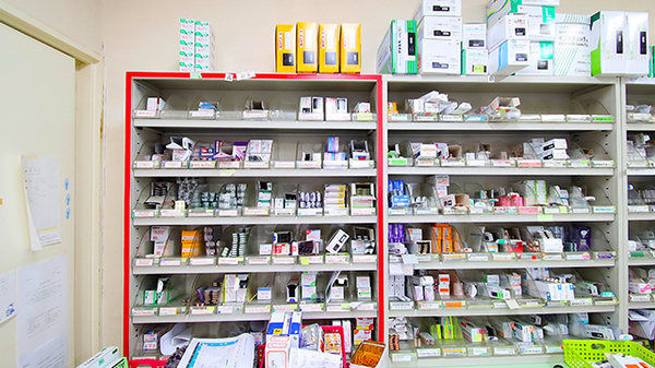 新世薬局 志筑連上店の薬棚
