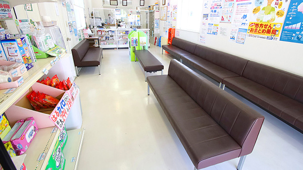 新世薬局 大町店の待合スペース