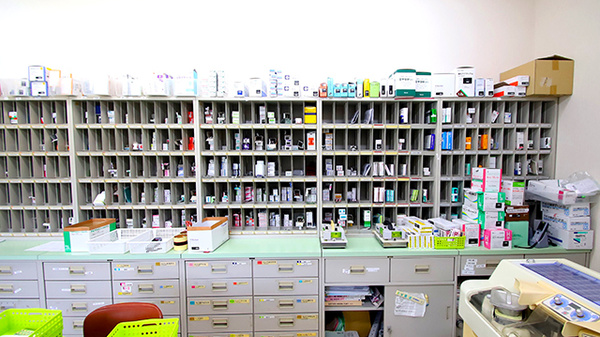 新世薬局 大町店の薬棚