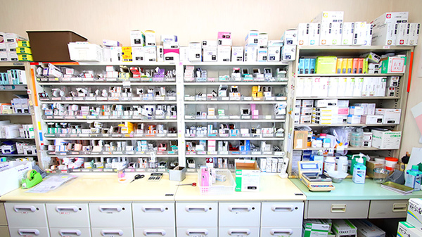 新世薬局　田井店の薬棚