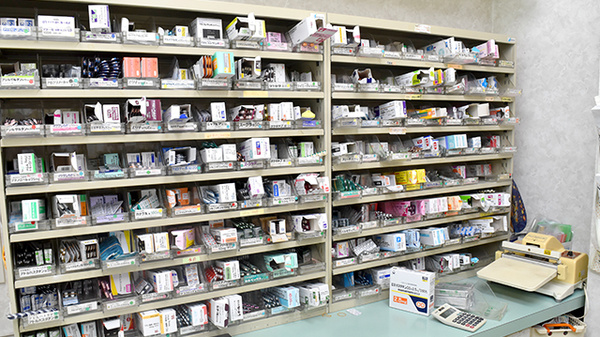 大正屋薬局の薬棚