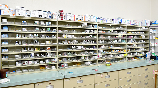 和田山調剤薬局の薬棚