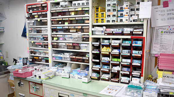 月寒調剤薬局の薬棚
