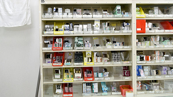 アイン薬局新ひだか店の薬棚