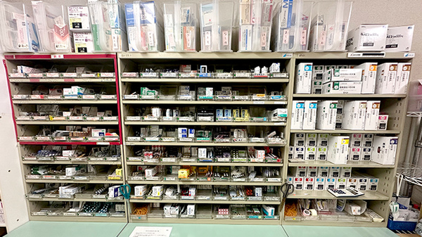イチミヤ薬局の薬棚