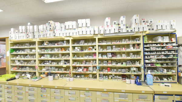 ウェルネス薬局神山店の薬棚