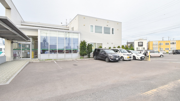 ウェルネス薬局神山店の駐車場
