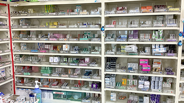 エーデル調剤薬局滝川店の薬棚