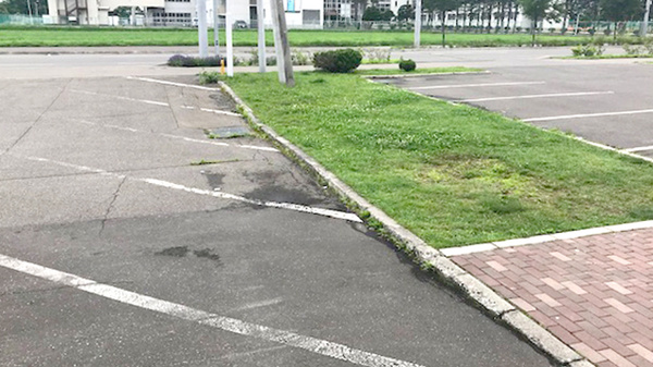 かわかみ調剤薬局の駐車場