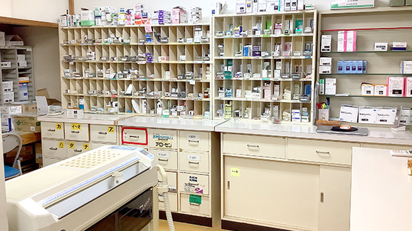 コーワ調剤薬局港店の薬棚