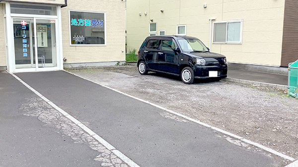 コーワ調剤薬局港店の駐車場