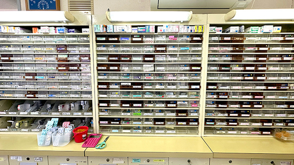 コスモス調剤薬局おおまち店の薬棚