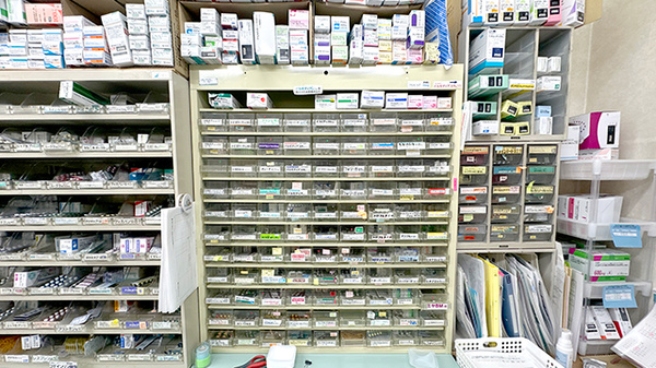 有限会社すばる調剤薬局の薬棚