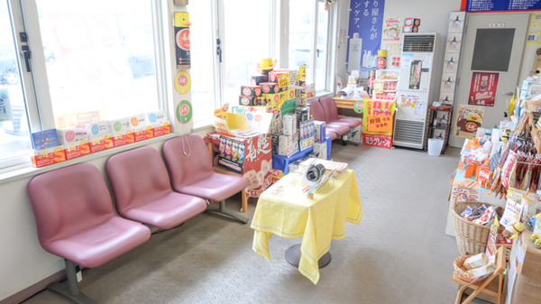 タニはまなす調剤薬局の待合スペース