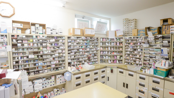 タニはまなす調剤薬局の薬棚