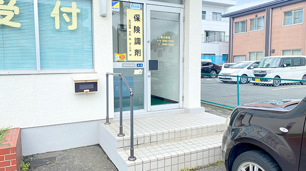 旭町調剤薬局の入口