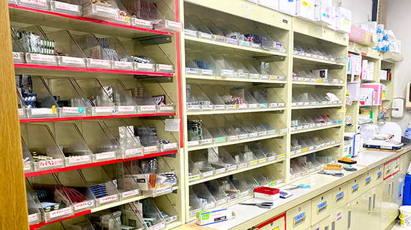 旭町調剤薬局の薬棚