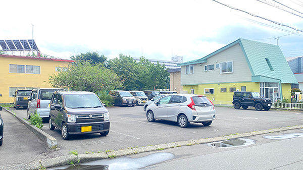旭町調剤薬局の駐車場