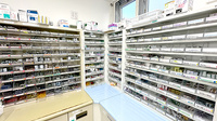 若草調剤薬局の薬棚