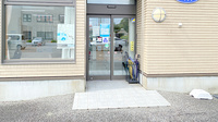 川沿調剤薬局の入口