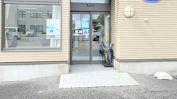 川沿調剤薬局の入口