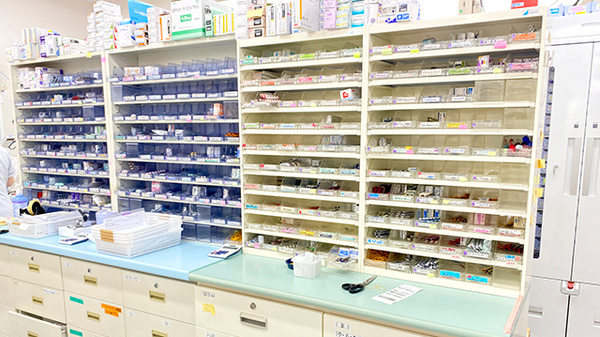 川沿調剤薬局の薬棚
