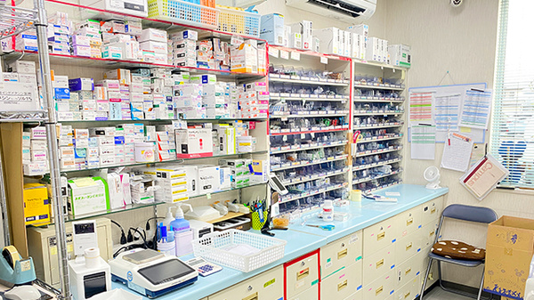 泉町調剤薬局の薬棚