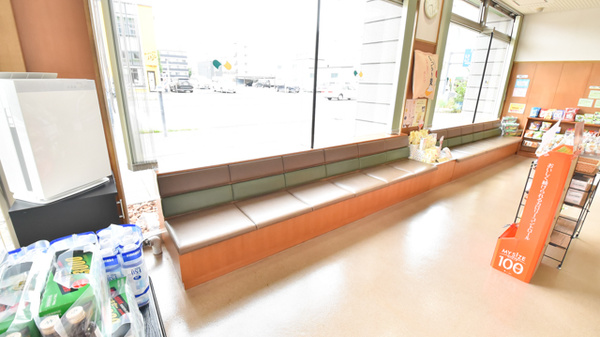 ノルデン薬局旭川４条店の待合スペース