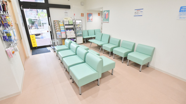 ノルデン薬局栄町店の待合スペース