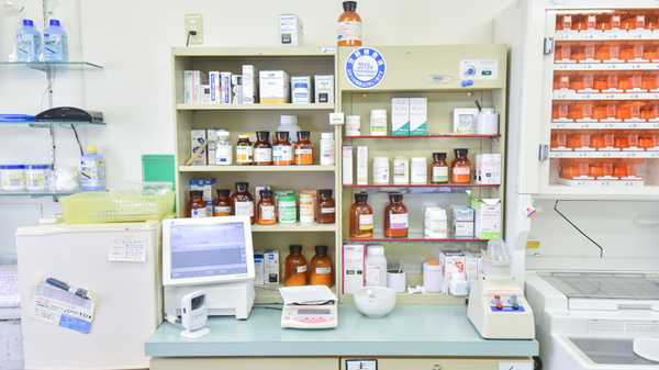 ひかり調剤薬局の薬棚