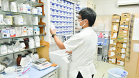 安心堂薬局昭和店の作業風景