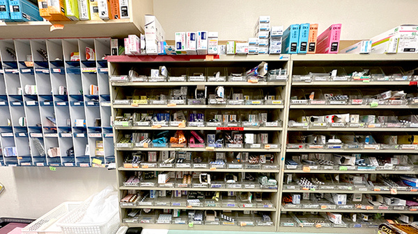 行啓通調剤薬局の薬棚