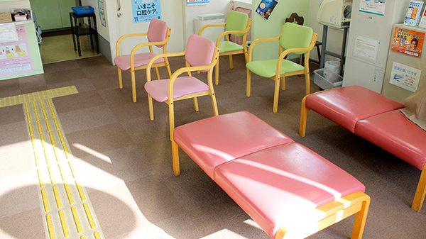 三信調剤薬局大谷地店の待合スペース