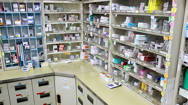 三信調剤薬局大谷地店の薬棚