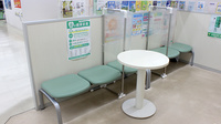 ヤマザキ薬局の待合スペース