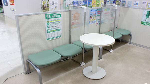 ヤマザキ薬局の待合スペース