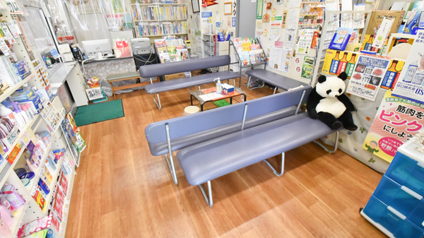 松ケ枝堂薬局本店の待合スペース