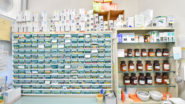 松ケ枝堂薬局本店の薬棚