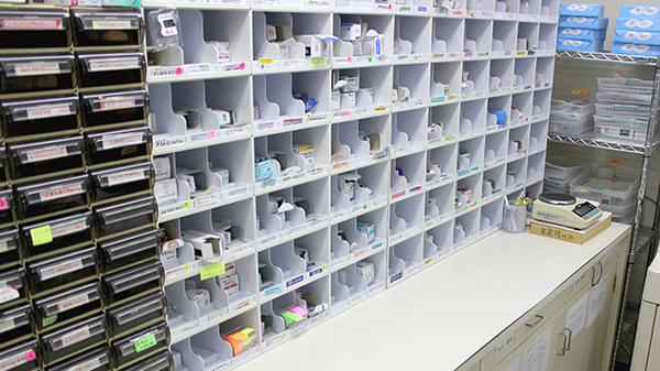 西野調剤薬局の薬棚