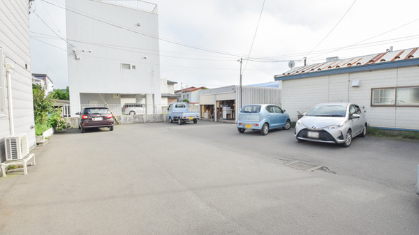 株式会社　静内薬局の駐車場