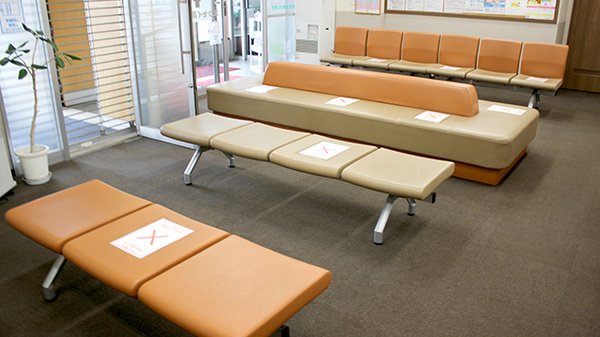 ユウセイ薬局中央店の待合スペース