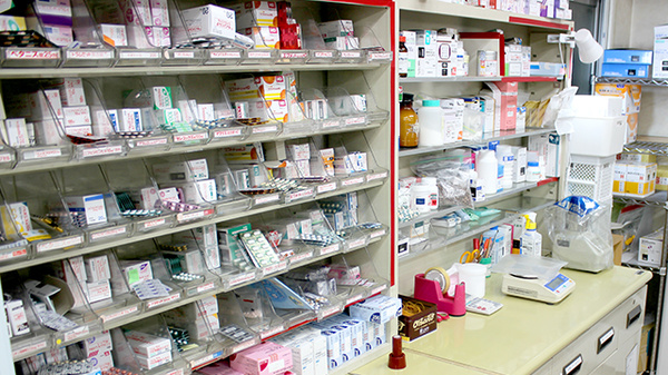 ユウセイ薬局中央店の薬棚
